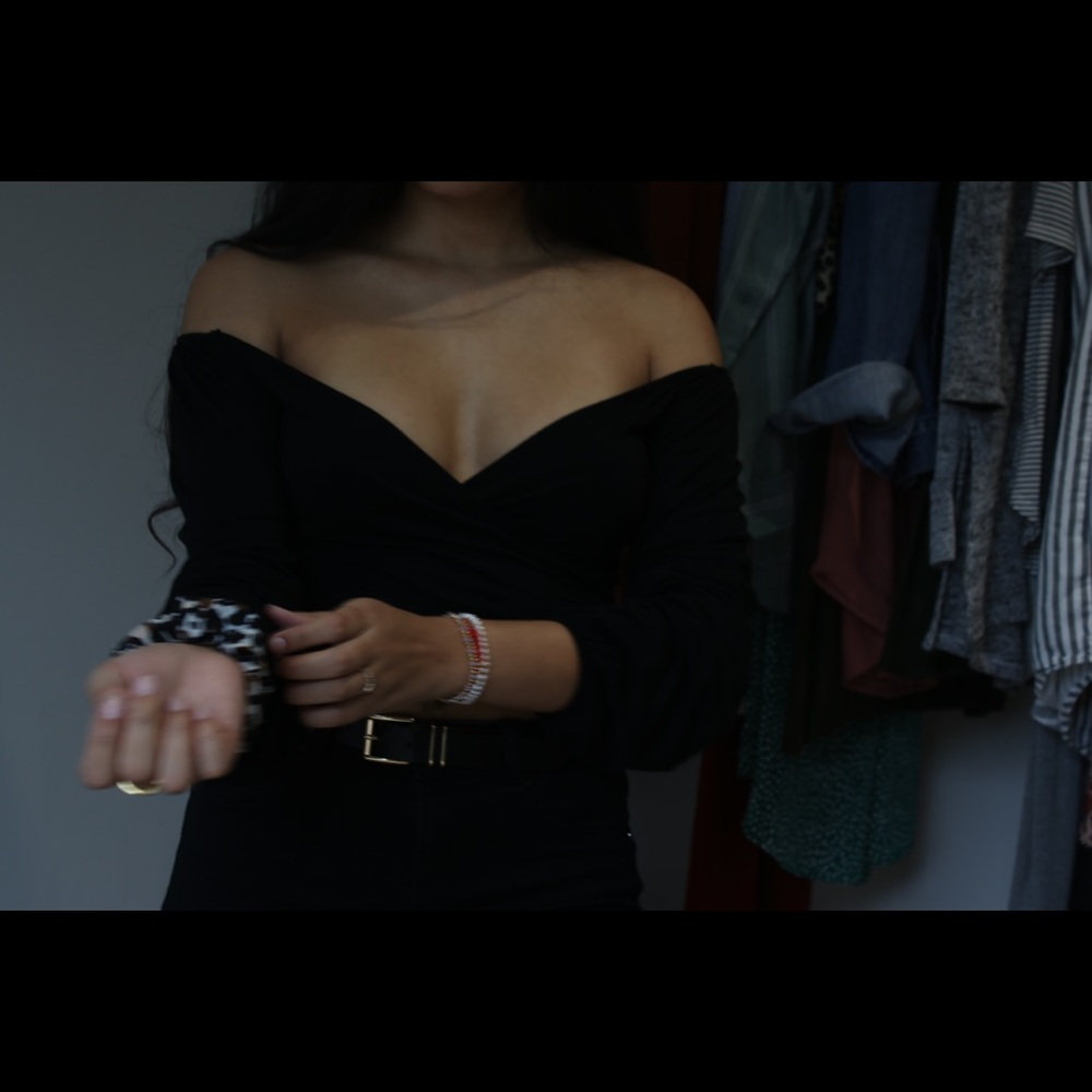 FOREVER 21 : black off the shoulders crop top